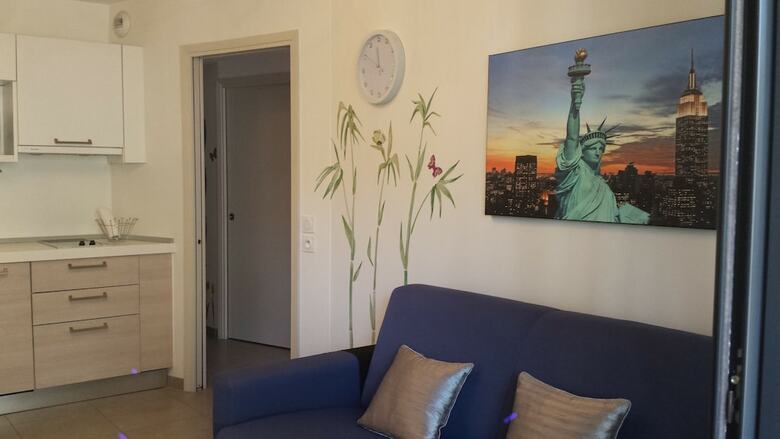 Modern Deluxe Two-bedroom Apartment