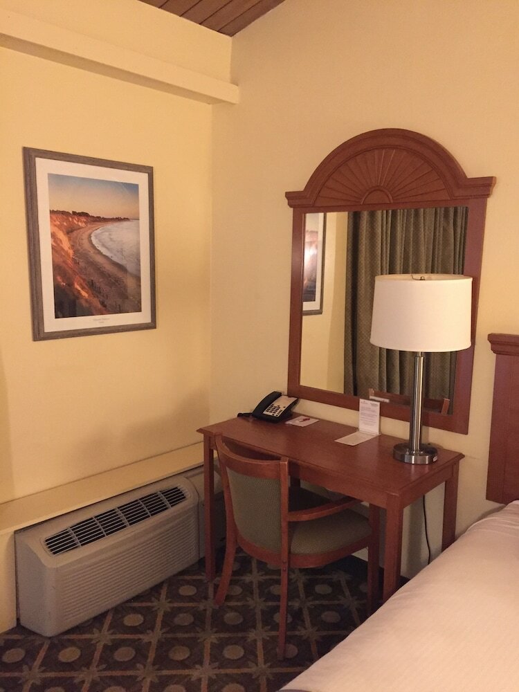 Hotel Ramada By Wyndham Santa Barbara