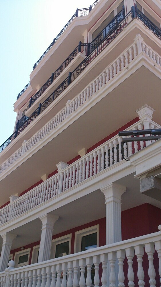 Roel Residence Apartments