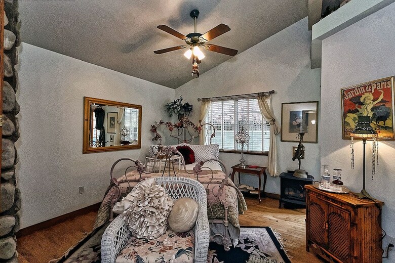 Bed & Breakfast Rhinestone Rose Inn & Wellness Center