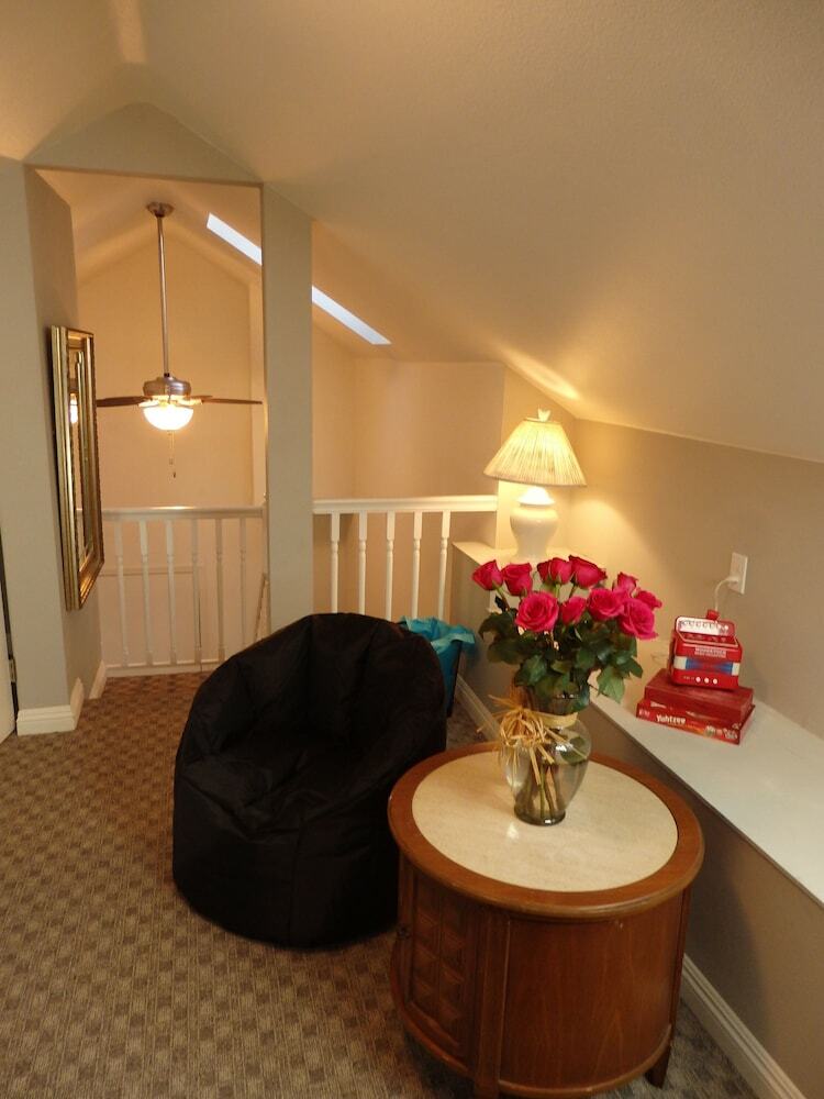 Bed & Breakfast Rhinestone Rose Inn & Wellness Center