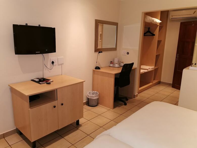 Hotel 17 On 13th Guest House