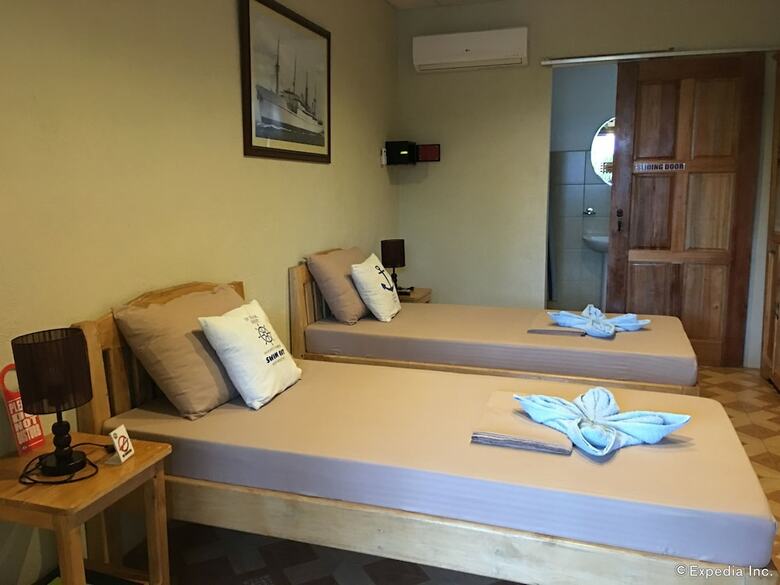 Hotel Captain's Lodge And Bar