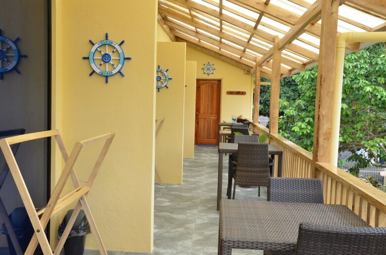 Hotel Captain's Lodge And Bar