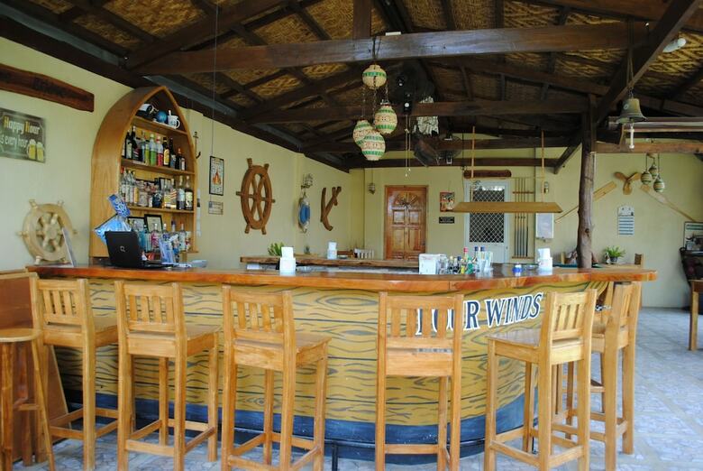 Hotel Captain's Lodge And Bar