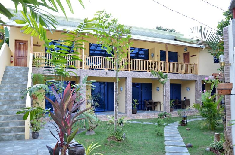 Hotel Captain's Lodge And Bar