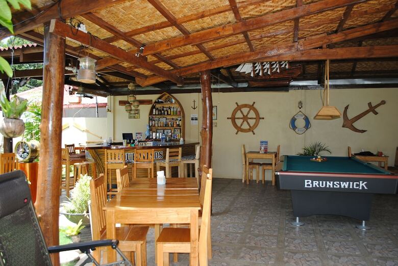 Hotel Captain's Lodge And Bar