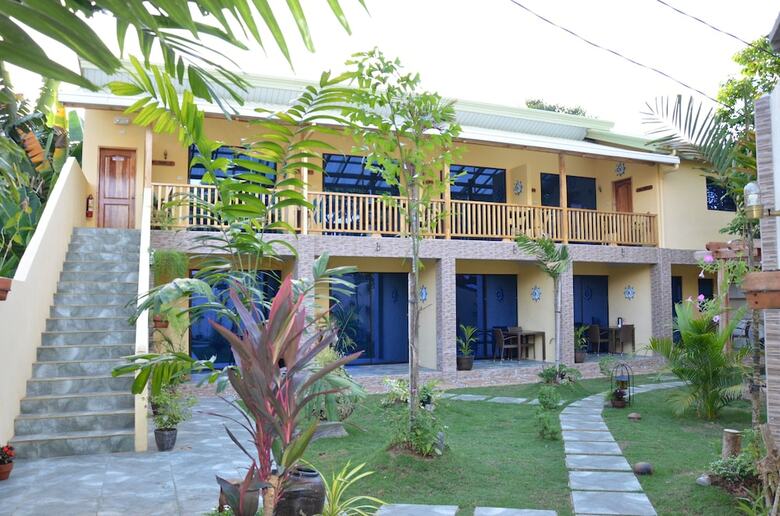 Hotel Captain's Lodge And Bar