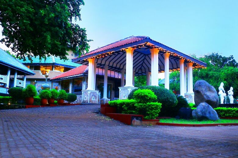 Hotel Yoho Kodigahawewa Forest Resort