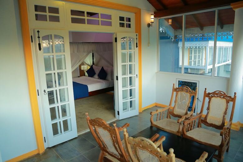 Hotel Camellia Lake Resort