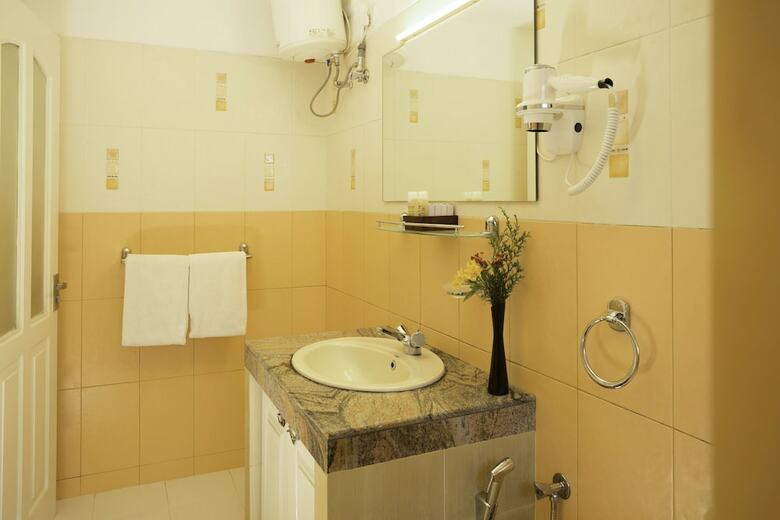 Hotel Camellia Lake Resort