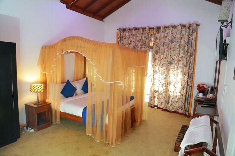 Hotel Camellia Lake Resort
