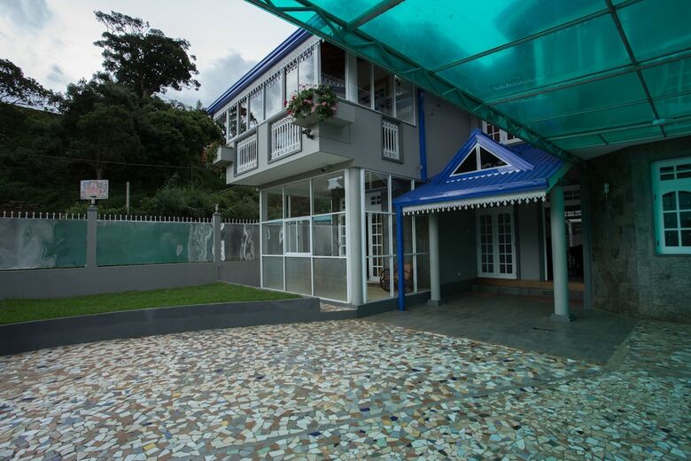 Hotel Camellia Lake Resort