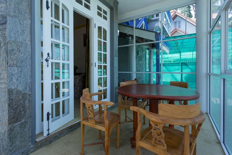 Hotel Camellia Lake Resort