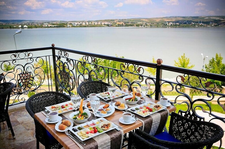 Kronos Hotel