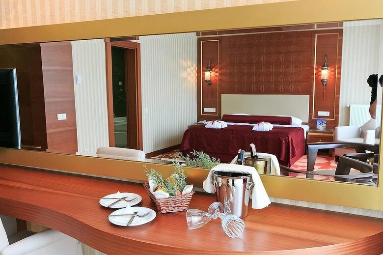 Kronos Hotel
