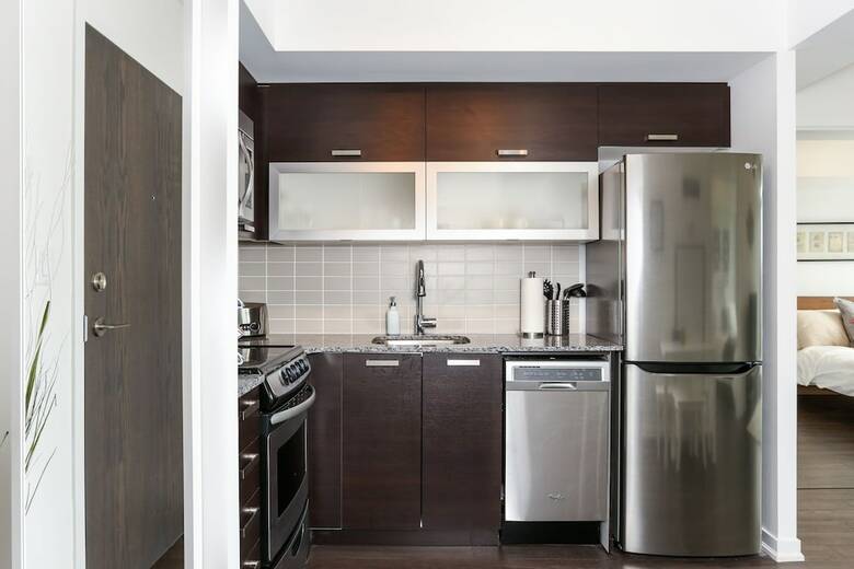 Platinum Suites - Fabulous Cn Tower View. 2bed 2bath + Free Parking