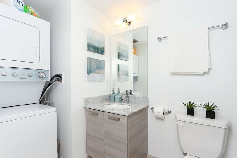 Platinum Suites - Fabulous Cn Tower View. 2bed 2bath + Free Parking