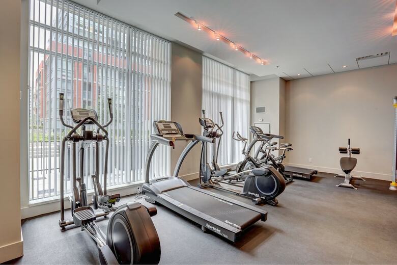 Platinum Suites - Fabulous Cn Tower View. 2bed 2bath + Free Parking