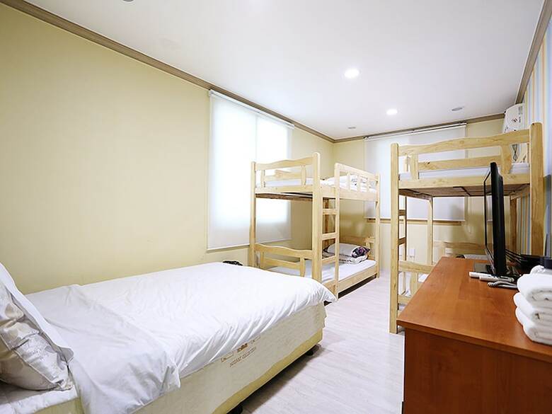 Hotel James Blue Guesthouse - Hostel