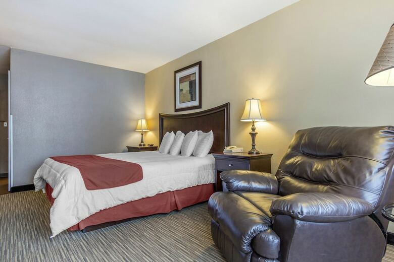 Hotel Lamplighter Inn And Suites