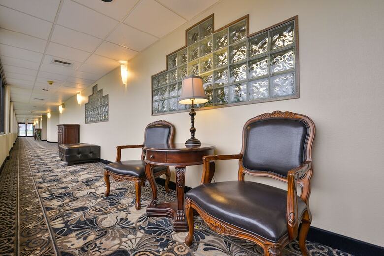 Hotel Lamplighter Inn And Suites