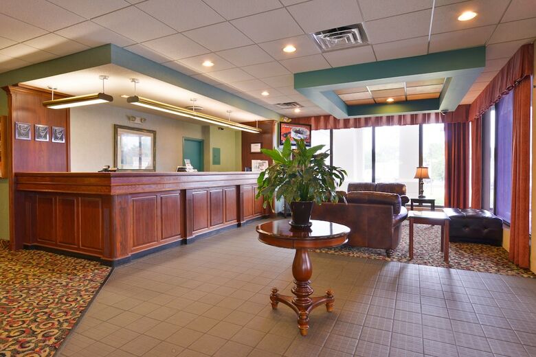 Hotel Lamplighter Inn And Suites