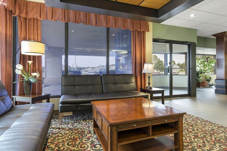 Hotel Lamplighter Inn And Suites