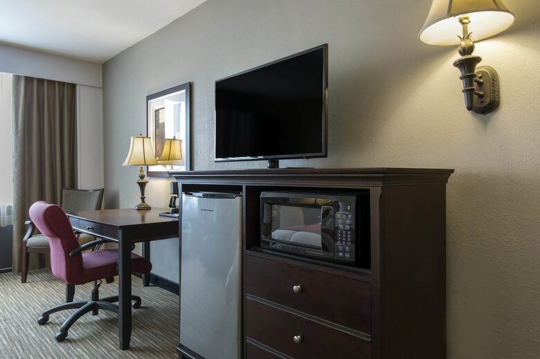 Hotel Lamplighter Inn And Suites