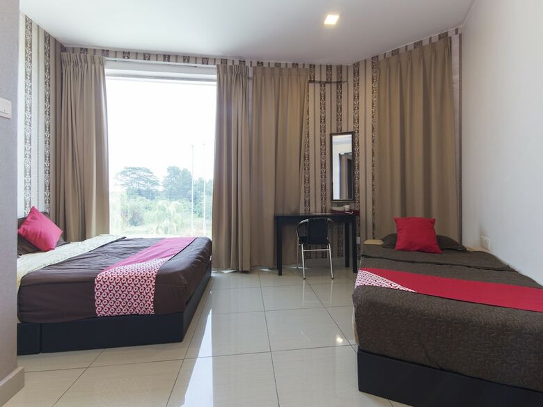 Oyo 439 Night Queen Hotel