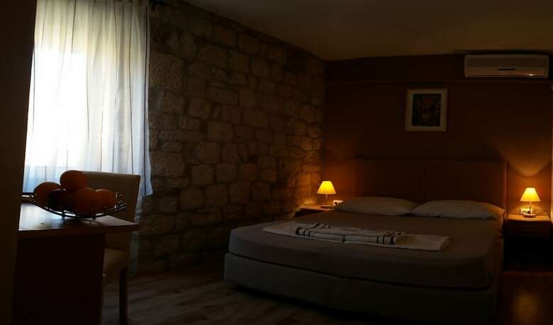 Hotel Carol Rooms