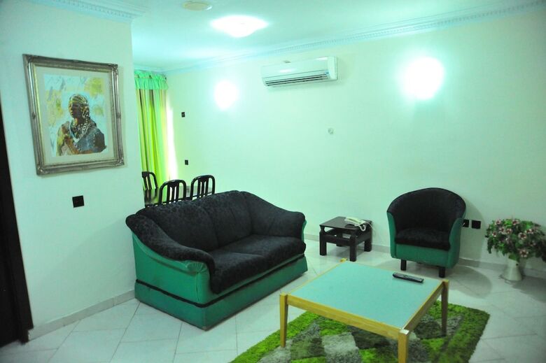 Hotel Peemos Place Warri