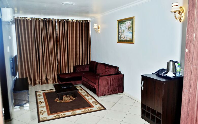 Hotel Peemos Place Warri