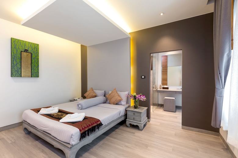 Karon Beach Pool Villas