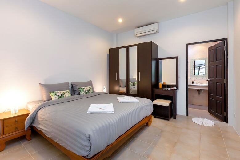 Karon Beach Pool Villas