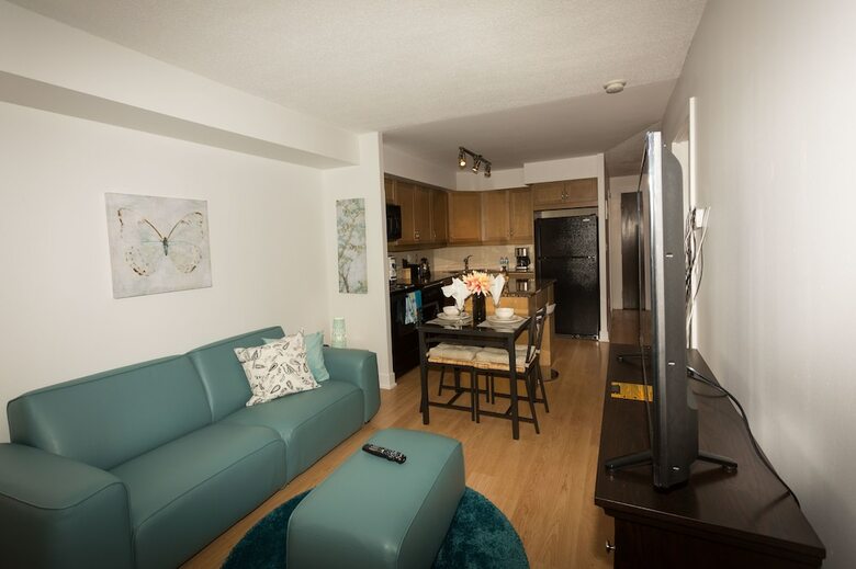 Red Maple Suites - Blue Jays Way