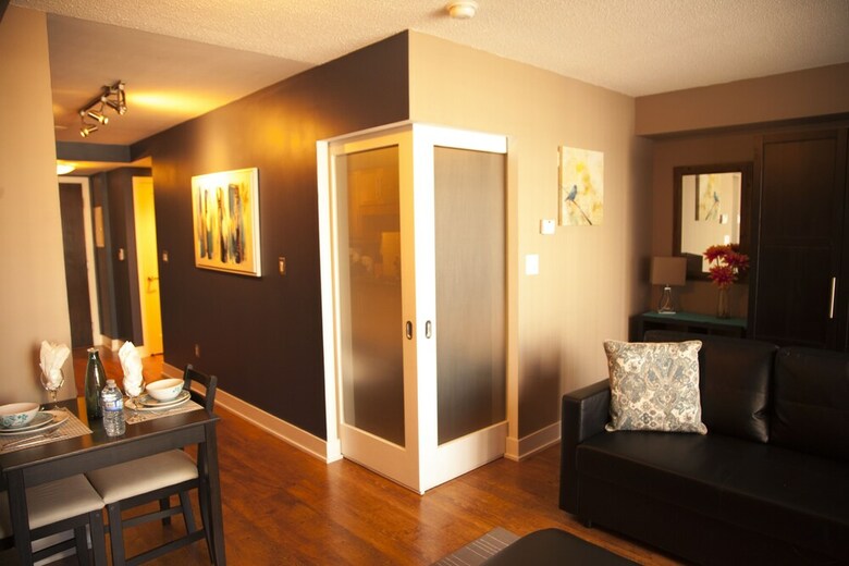 Red Maple Suites - Blue Jays Way