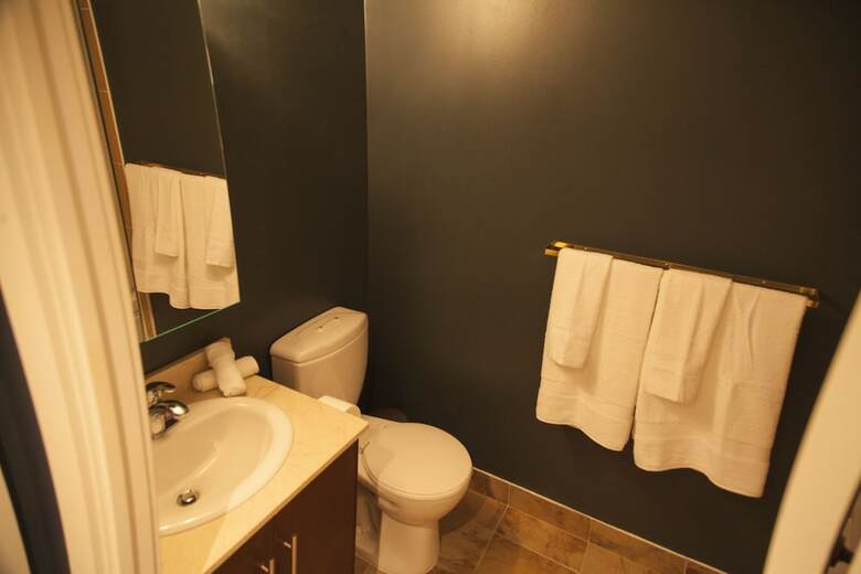 Red Maple Suites - Blue Jays Way
