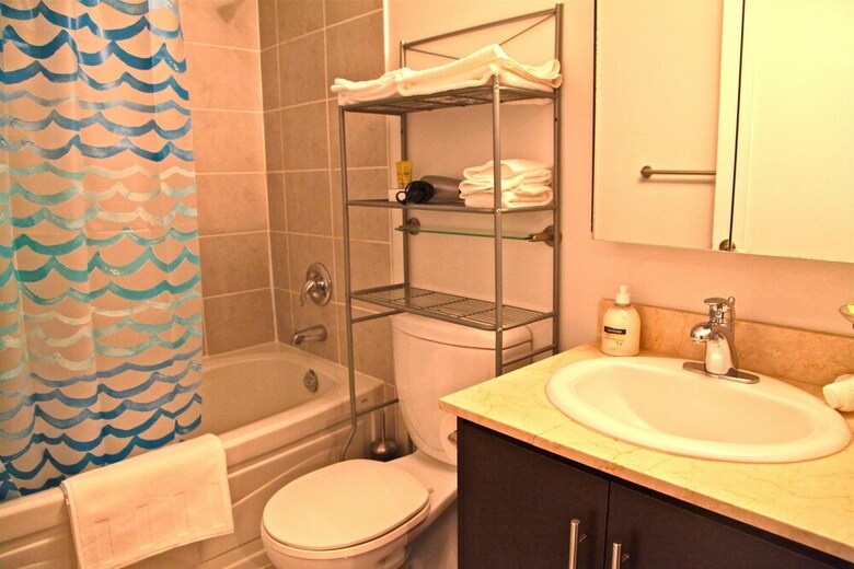 Red Maple Suites - Blue Jays Way