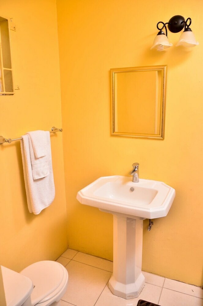 Kingston Sunset Guest Apartment I