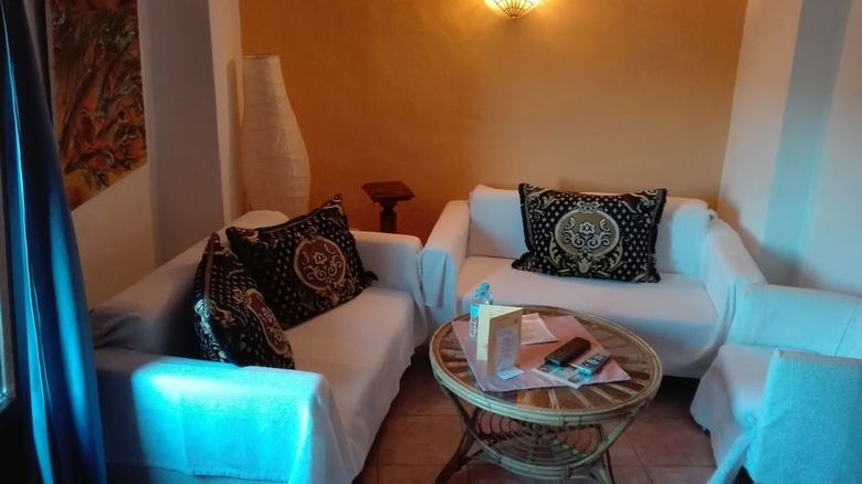 Agroturismo L'alm�ssera Casa Rural & Restaurant