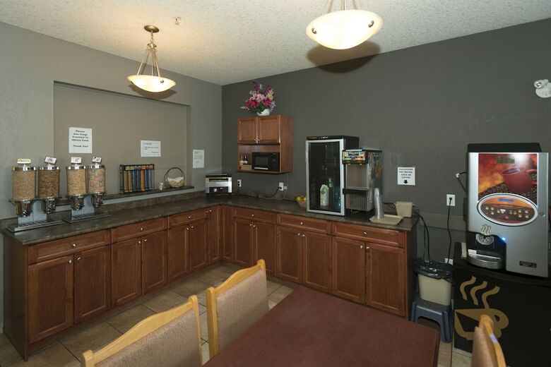 Hotel Lakeview Inns & Suites - Fort Nelson