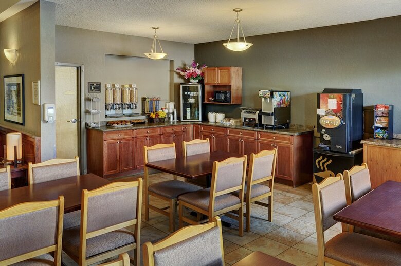 Hotel Lakeview Inns & Suites - Fort Nelson