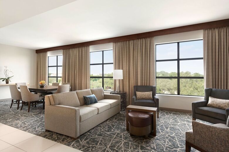 Embassy Suites By Hilton San Antonio Brooks Hotel & Spa