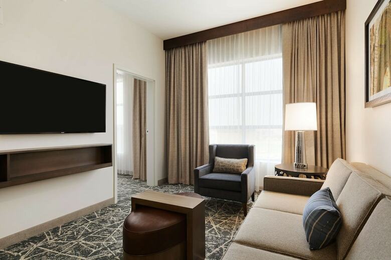 Embassy Suites By Hilton San Antonio Brooks Hotel & Spa