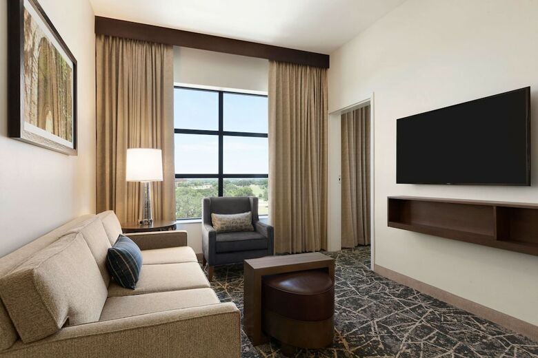 Embassy Suites By Hilton San Antonio Brooks Hotel & Spa