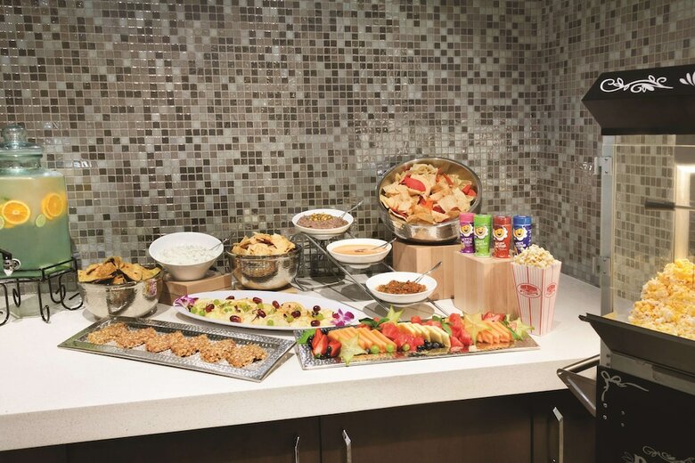 Embassy Suites By Hilton San Antonio Brooks Hotel & Spa