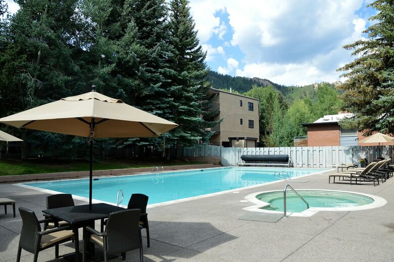Chateau Eau Claire & Roaring Fork Frias