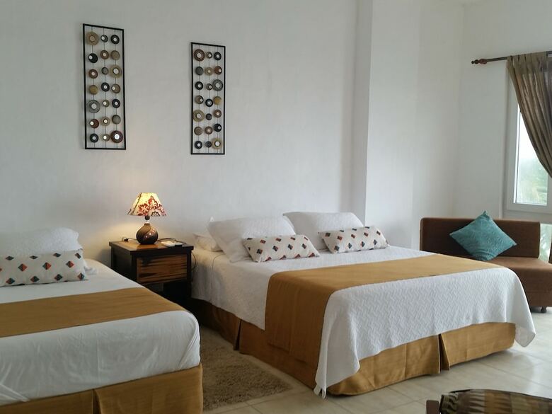 Hotel Sanctuary Puerto Cayo Lodge