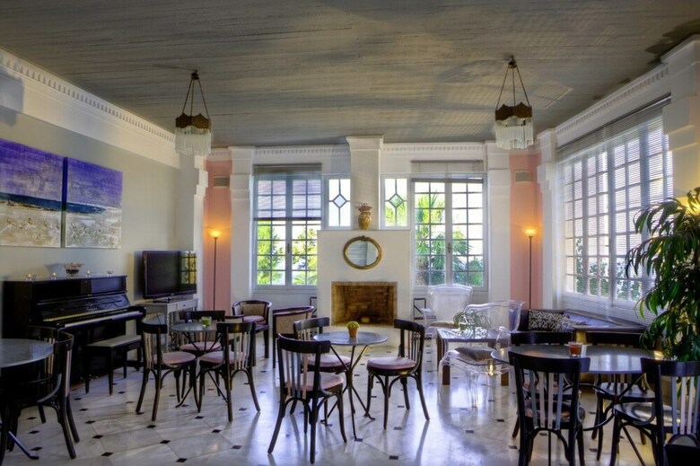 Hotel Aneroussa Beach
